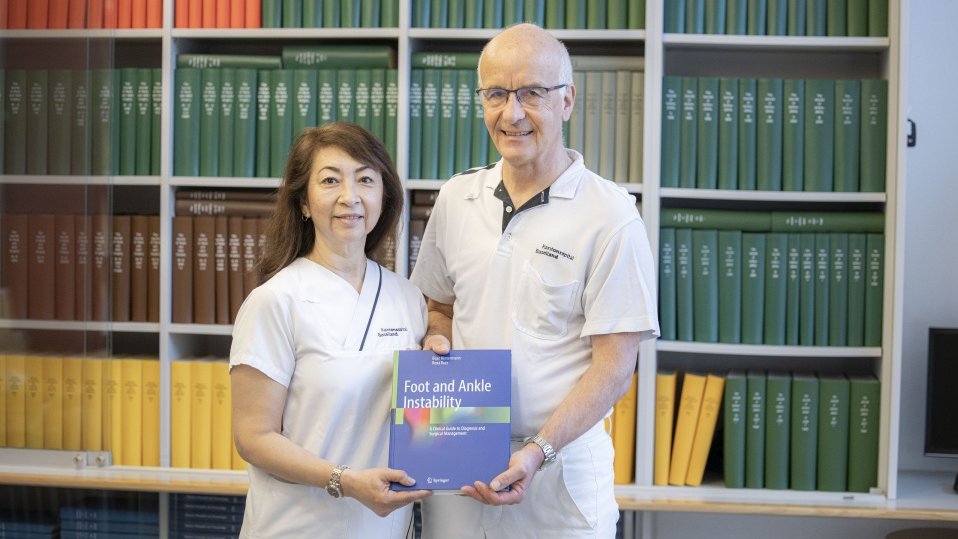 Medienmitteilung: Buchpublikation und Ehrenmitgliedschaft - Prof. Dr. med. Beat Hintermann und Roxa Ruiz, Center of Excellence Fuss und Sprunggelenk am Kantonsspital Baselland