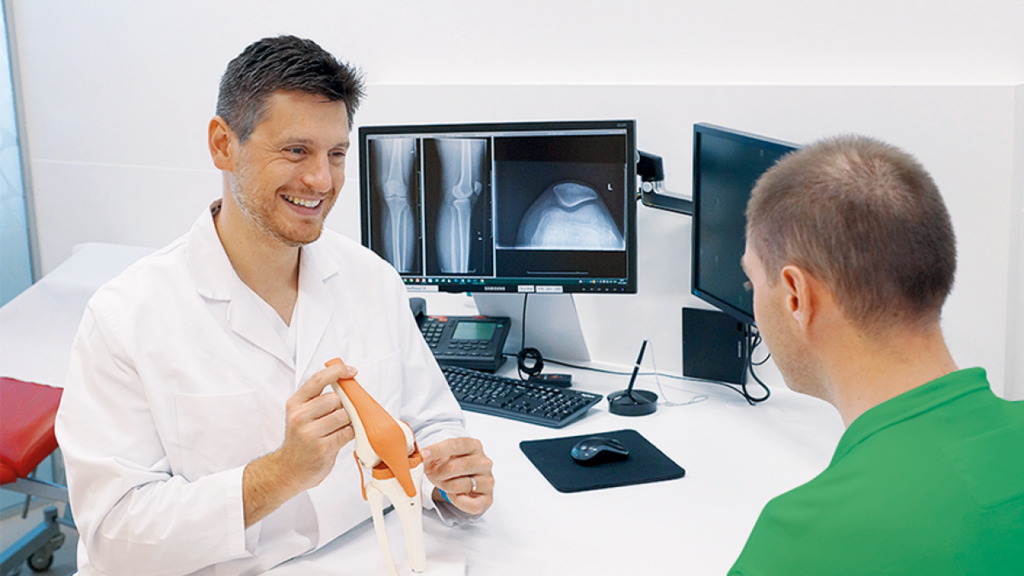 Warum kann Herr Wyss auch ohne Knieoperation wieder Tennis spielen?