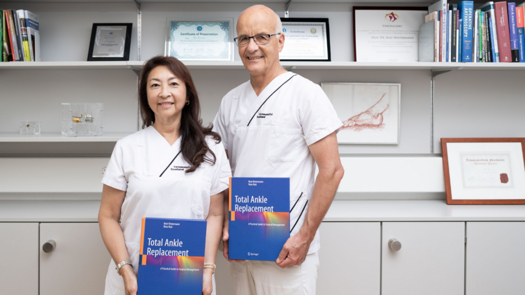 Ein neues Fachbuch über die Fuss- und Sprunggelenkchirurgie von Prof. Beat Hintermann und Dr. Roxa Ruiz